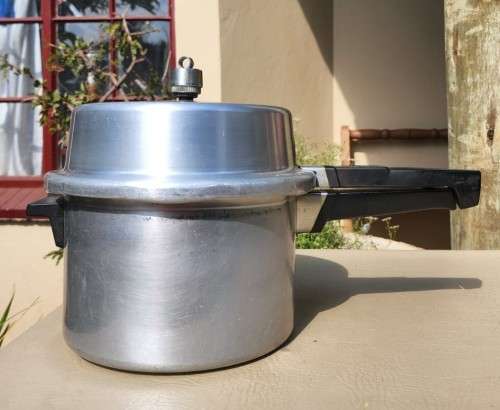PRESTIGE HI DOME 1980S ALUMINIUM PRESSURE COOKER 7L