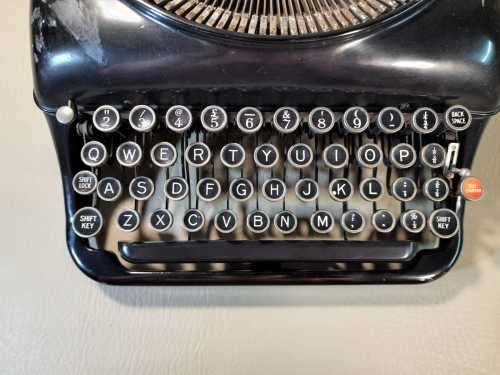 REMINGTON 1931 NOISELESS PORTABLE MODEL 5 TYPEWRITER MADE IN THE USA (SERIAL N-13587)