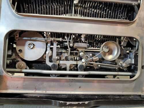REMINGTON 1931 NOISELESS PORTABLE MODEL 5 TYPEWRITER MADE IN THE USA (SERIAL N-13587)