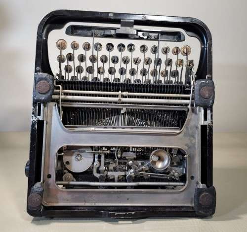 REMINGTON 1931 NOISELESS PORTABLE MODEL 5 TYPEWRITER MADE IN THE USA (SERIAL N-13587)