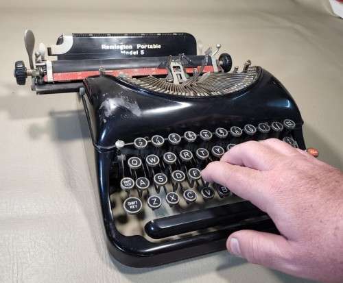 REMINGTON 1931 NOISELESS PORTABLE MODEL 5 TYPEWRITER MADE IN THE USA (SERIAL N-13587)