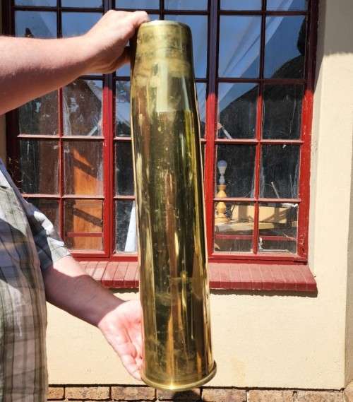 GIGANTIC 61,5CM HIGH 105MM CALIBRE TANK GUN SHELL CASING DATED 1975 WITH PRIMER WEIGHS 6,6KG!