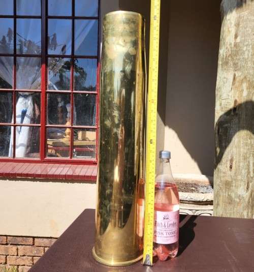 GIGANTIC 61,5CM HIGH 105MM CALIBRE TANK GUN SHELL CASING DATED 1975 WITH PRIMER WEIGHS 6,6KG!