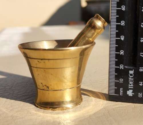 SOLID BRASS MINIATURE MORTAR AND PESTLE - HEAVY (197G) FOR ITS SIZE