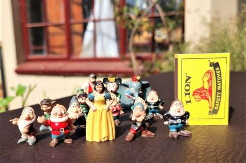 MARX DISNEYKINS FIGURINES FROM THE 1960S - SCARCE GROUP OF 15 INCLUDING SNOW WHITE AND 7 DWARFS