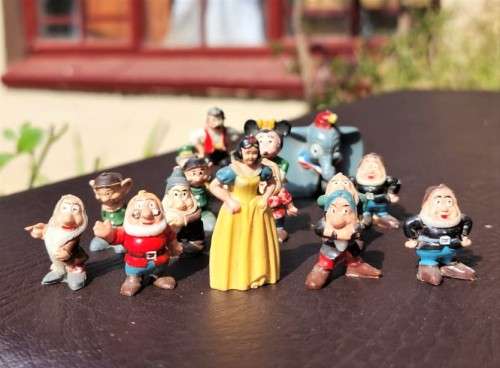 MARX DISNEYKINS FIGURINES FROM THE 1960S - SCARCE GROUP OF 15 INCLUDING SNOW WHITE AND 7 DWARFS