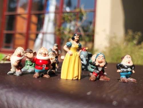 MARX DISNEYKINS FIGURINES FROM THE 1960S - SCARCE GROUP OF 15 INCLUDING SNOW WHITE AND 7 DWARFS