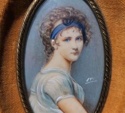 SIGNED HANDPAINTED VINTAGE ITALIAN MINIATURES OF VICTORIAN DRESSED LADIES WITH BRASS FRAMES