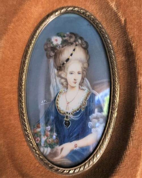SIGNED HANDPAINTED VINTAGE ITALIAN MINIATURES OF VICTORIAN DRESSED LADIES WITH BRASS FRAMES