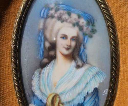 SIGNED HANDPAINTED VINTAGE ITALIAN MINIATURES OF VICTORIAN DRESSED LADIES WITH BRASS FRAMES
