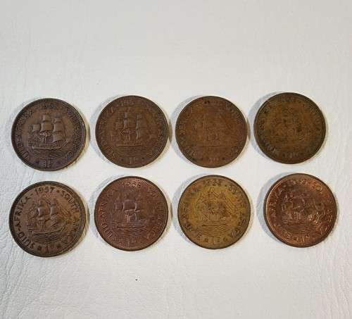 A 1953-1960 CRONOLOGICAL SET OF 8 SOUTH AFRICAN ONE PENNY COINS FIRST PORTRAIT OF QUEEN ELIZABETH II