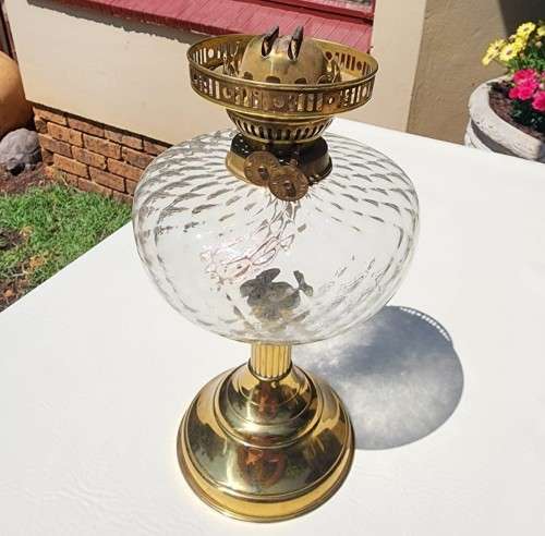 WONDERFULL OLD ENGLISH BRASS DUPLEX (DOUBLE WICK) OIL LAMP WITH LARGE ROUND GLASS OIL FONT