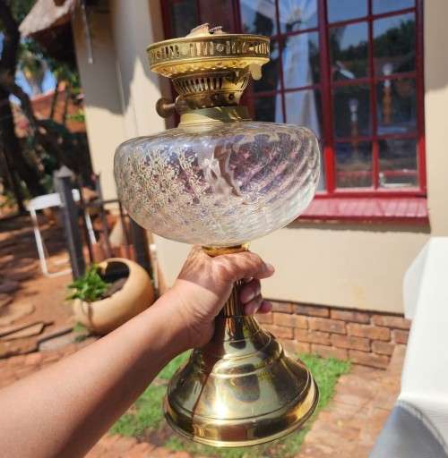 WONDERFULL OLD ENGLISH BRASS DUPLEX (DOUBLE WICK) OIL LAMP WITH LARGE ROUND GLASS OIL FONT