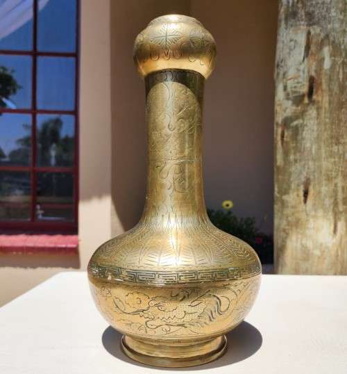 LARGE 38CM HIGH AND HEAVY 2,8KG (BASE METAL VALUE R300!) BRASS DRAGON ENGRAVED VASE WITH BASE MARK