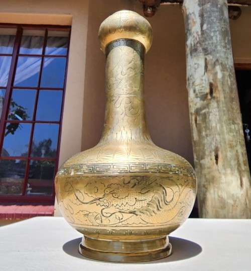 LARGE 38CM HIGH AND HEAVY 2,8KG (BASE METAL VALUE R300!) BRASS DRAGON ENGRAVED VASE WITH BASE MARK