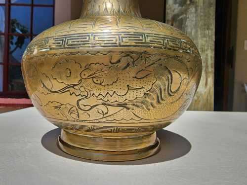 LARGE 38CM HIGH AND HEAVY 2,8KG (BASE METAL VALUE R300!) BRASS DRAGON ENGRAVED VASE WITH BASE MARK