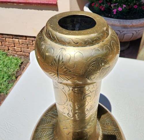 LARGE 38CM HIGH AND HEAVY 2,8KG (BASE METAL VALUE R300!) BRASS DRAGON ENGRAVED VASE WITH BASE MARK