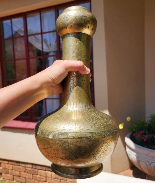 LARGE 38CM HIGH AND HEAVY 2,8KG (BASE METAL VALUE R300!) BRASS DRAGON ENGRAVED VASE WITH BASE MARK