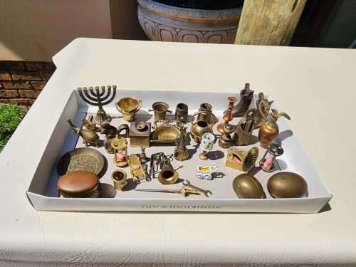 LARGE GROUP OF MINIATURE BRASS ORNAMENTS INCLUDING ENGLISH MUSICAL INNSTRUMENTS AND ISRAELI BRASS OR