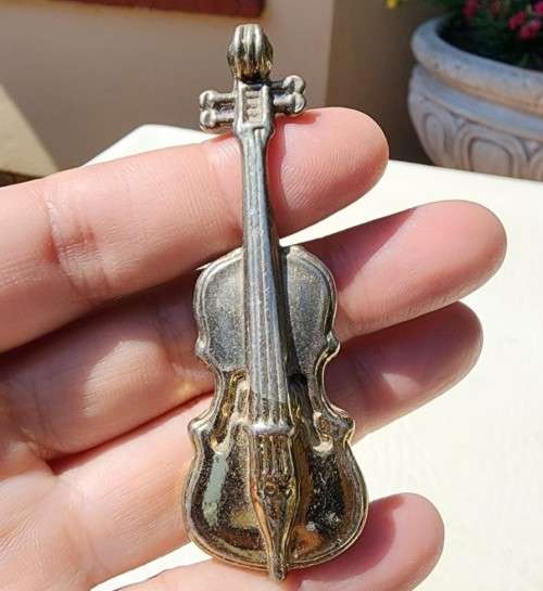 LARGE GROUP OF MINIATURE BRASS ORNAMENTS INCLUDING ENGLISH MUSICAL INNSTRUMENTS AND ISRAELI BRASS OR