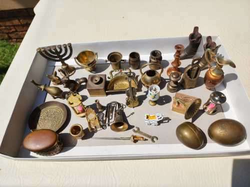 LARGE GROUP OF MINIATURE BRASS ORNAMENTS INCLUDING ENGLISH MUSICAL INNSTRUMENTS AND ISRAELI BRASS OR