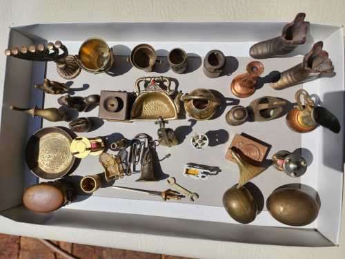 LARGE GROUP OF MINIATURE BRASS ORNAMENTS INCLUDING ENGLISH MUSICAL INNSTRUMENTS AND ISRAELI BRASS OR