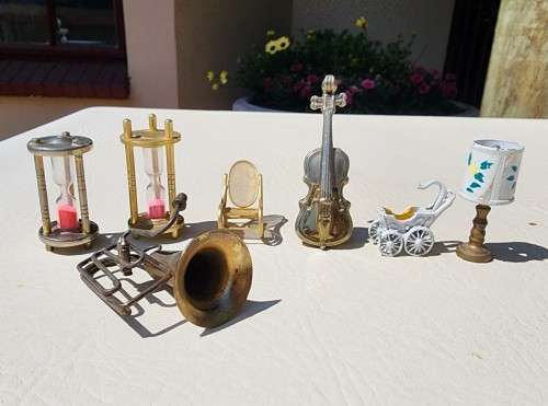 LARGE GROUP OF MINIATURE BRASS ORNAMENTS INCLUDING ENGLISH MUSICAL INNSTRUMENTS AND ISRAELI BRASS OR
