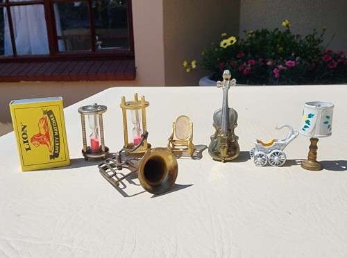 LARGE GROUP OF MINIATURE BRASS ORNAMENTS INCLUDING ENGLISH MUSICAL INNSTRUMENTS AND ISRAELI BRASS OR