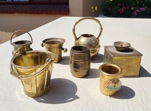 LARGE GROUP OF MINIATURE BRASS ORNAMENTS INCLUDING ENGLISH MUSICAL INNSTRUMENTS AND ISRAELI BRASS OR