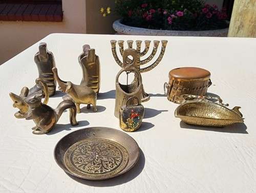 LARGE GROUP OF MINIATURE BRASS ORNAMENTS INCLUDING ENGLISH MUSICAL INNSTRUMENTS AND ISRAELI BRASS OR