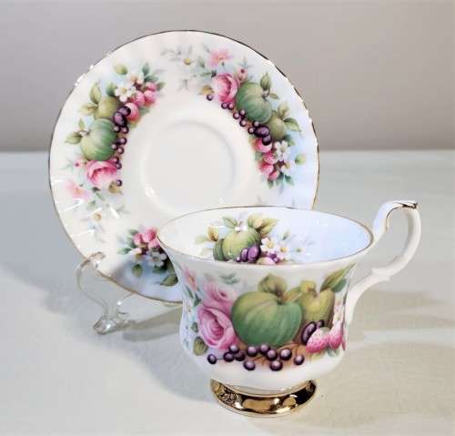 ROYAL ALBERT VINTAGE 1980-1982 COUNTRY FAYRE SERIES SOMERSET CUP AND SAUCER DUO