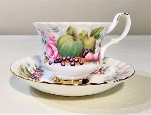 ROYAL ALBERT VINTAGE 1980-1982 COUNTRY FAYRE SERIES SOMERSET CUP AND SAUCER DUO