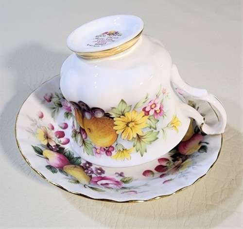 ROYAL ALBERT VINTAGE 1980-1982 COUNTRY FAYRE SERIES DORSET CUP AND SURREY SAUCER MISMATCHED DUO