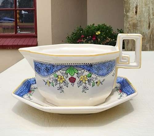 ROYAL DOULTON ENGLAND GRAVY BOAT WITH SPIL TRAY HAND PAINTED DRAYCOT PATTERN D4635 (1926-19??)