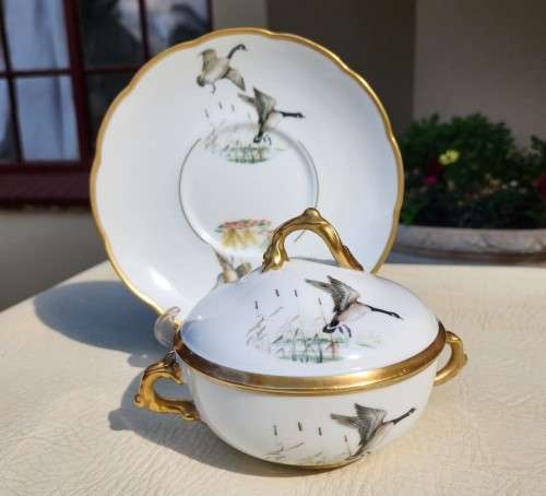CACKLING GEESE NO 1 DECORATED (1940-1980) ARTIBUS PORTUGAL STEW BOWL WITH SPIL TRAY