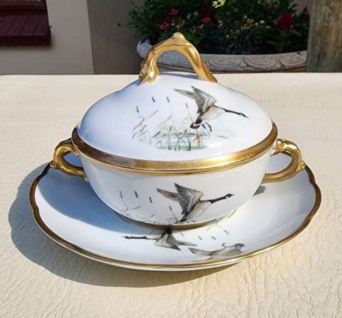 CACKLING GEESE NO 1 DECORATED (1940-1980) ARTIBUS PORTUGAL STEW BOWL WITH SPIL TRAY