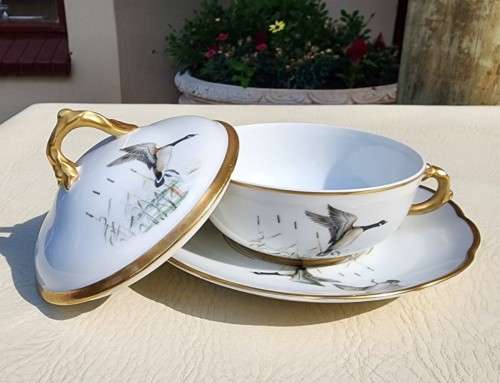 CACKLING GEESE NO 1 DECORATED (1940-1980) ARTIBUS PORTUGAL STEW BOWL WITH SPIL TRAY