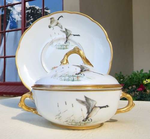 CACKLING GEESE NO 1 DECORATED (1940-1980) ARTIBUS PORTUGAL STEW BOWL WITH SPIL TRAY