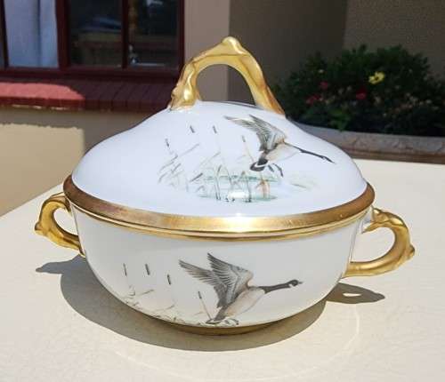 CACKLING GEESE NO 1 DECORATED (1940-1980) ARTIBUS PORTUGAL STEW BOWL WITH SPIL TRAY