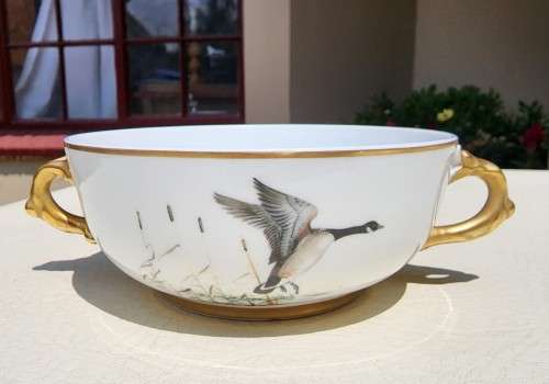 CACKLING GEESE NO 1 DECORATED (1940-1980) ARTIBUS PORTUGAL STEW BOWL WITH SPIL TRAY