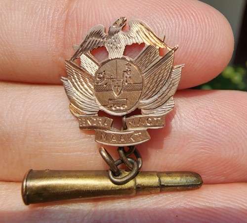 POSSIBLE OSSEWABRANDWAG 9CT GOLD EAGLE LAPEL MEMBERSHIP BADGE