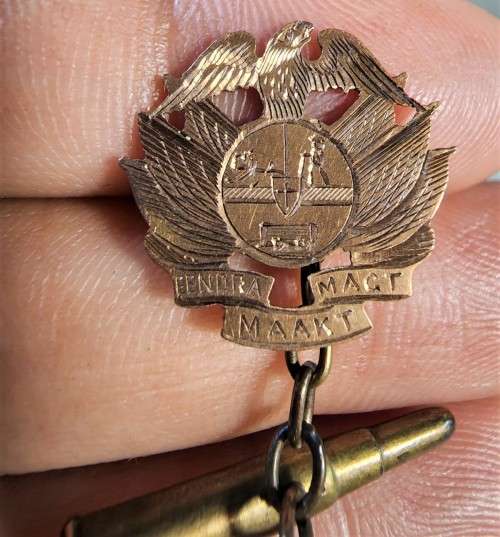 POSSIBLE OSSEWABRANDWAG 9CT GOLD EAGLE LAPEL MEMBERSHIP BADGE