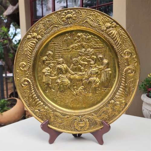UNIQUELY HANDMADE OLD 1950S ENGLISH TAVERN SCENE (HAND HAMMERED) BRASS WALL PLATE NO 1