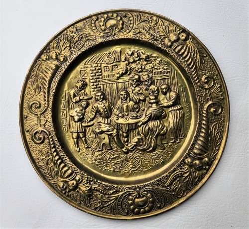 UNIQUELY HANDMADE OLD 1950S ENGLISH TAVERN SCENE (HAND HAMMERED) BRASS WALL PLATE NO 1