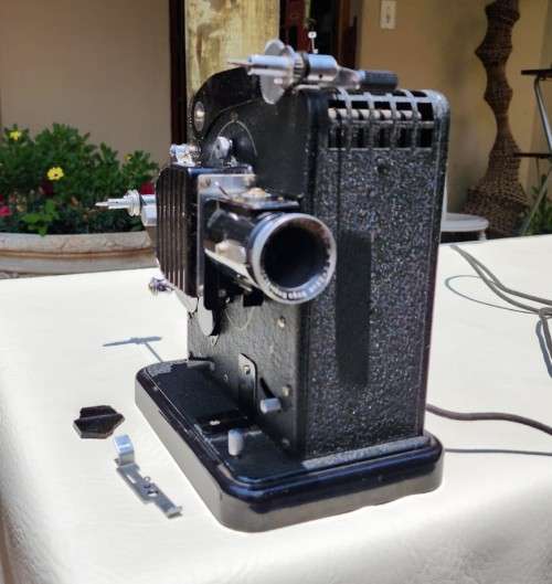 VINTAGE EUNIG P3 9.5MM AUSTRIAN FILM PROJECTOR (1932-1939) WITH A HUGO MEYER! LENS