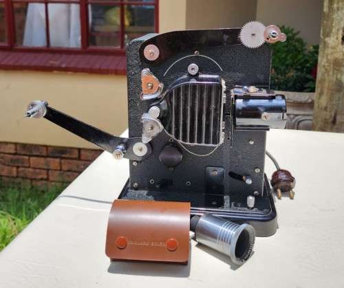 VINTAGE EUNIG P3 9.5MM AUSTRIAN FILM PROJECTOR (1932-1939) WITH A HUGO MEYER! LENS