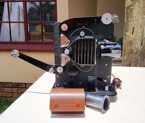 VINTAGE EUNIG P3 9.5MM AUSTRIAN FILM PROJECTOR (1932-1939) WITH A HUGO MEYER! LENS