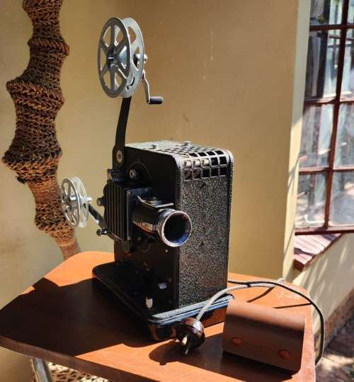 VINTAGE EUNIG P3 9.5MM AUSTRIAN FILM PROJECTOR (1932-1939) WITH A HUGO MEYER! LENS