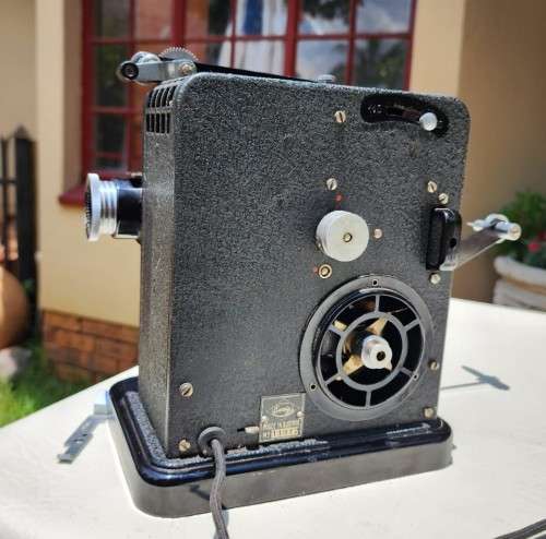 VINTAGE EUNIG P3 9.5MM AUSTRIAN FILM PROJECTOR (1932-1939) WITH A HUGO MEYER! LENS