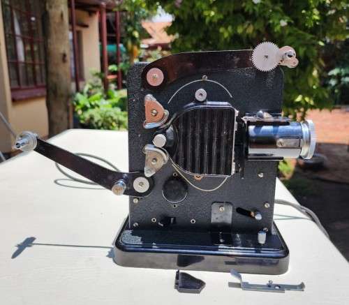 VINTAGE EUNIG P3 9.5MM AUSTRIAN FILM PROJECTOR (1932-1939) WITH A HUGO MEYER! LENS